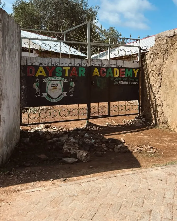 El portón de entrada de Daystar en Diani, Kenia, pintado a mano
