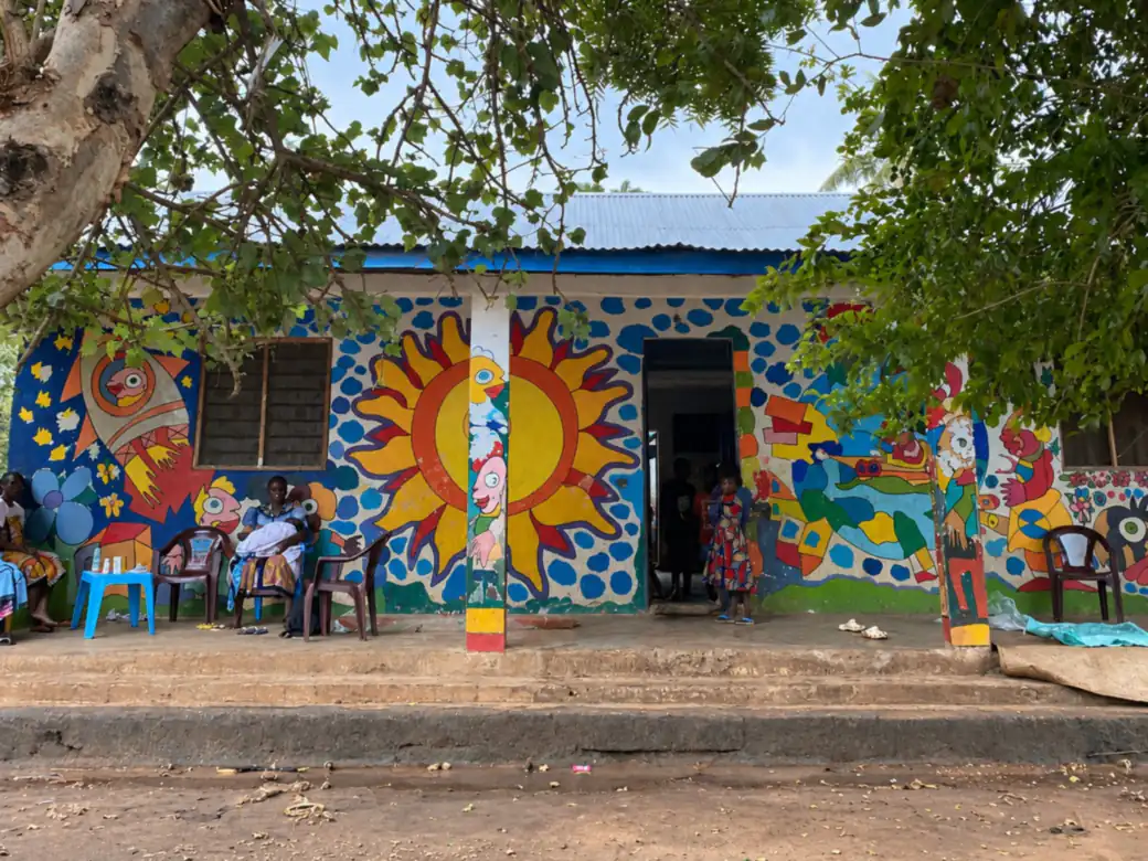 Fachada pintada del hogar de los niños en Diani, Kenia